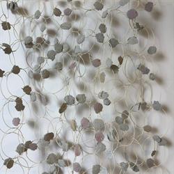 Bild: sommerregen (detail), papierpulpe, papiergarn, aquarellfarbe, 150 x 50 x 5 cm, 2025, © Foto: Veronika Moos