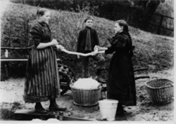 Foto: Mädchen um die Jahrhundertwende beim Wäsche waschen am Bach © Stadtarchiv_Bergisch_Gladbach, Fotograf: Vinzenz Feckter